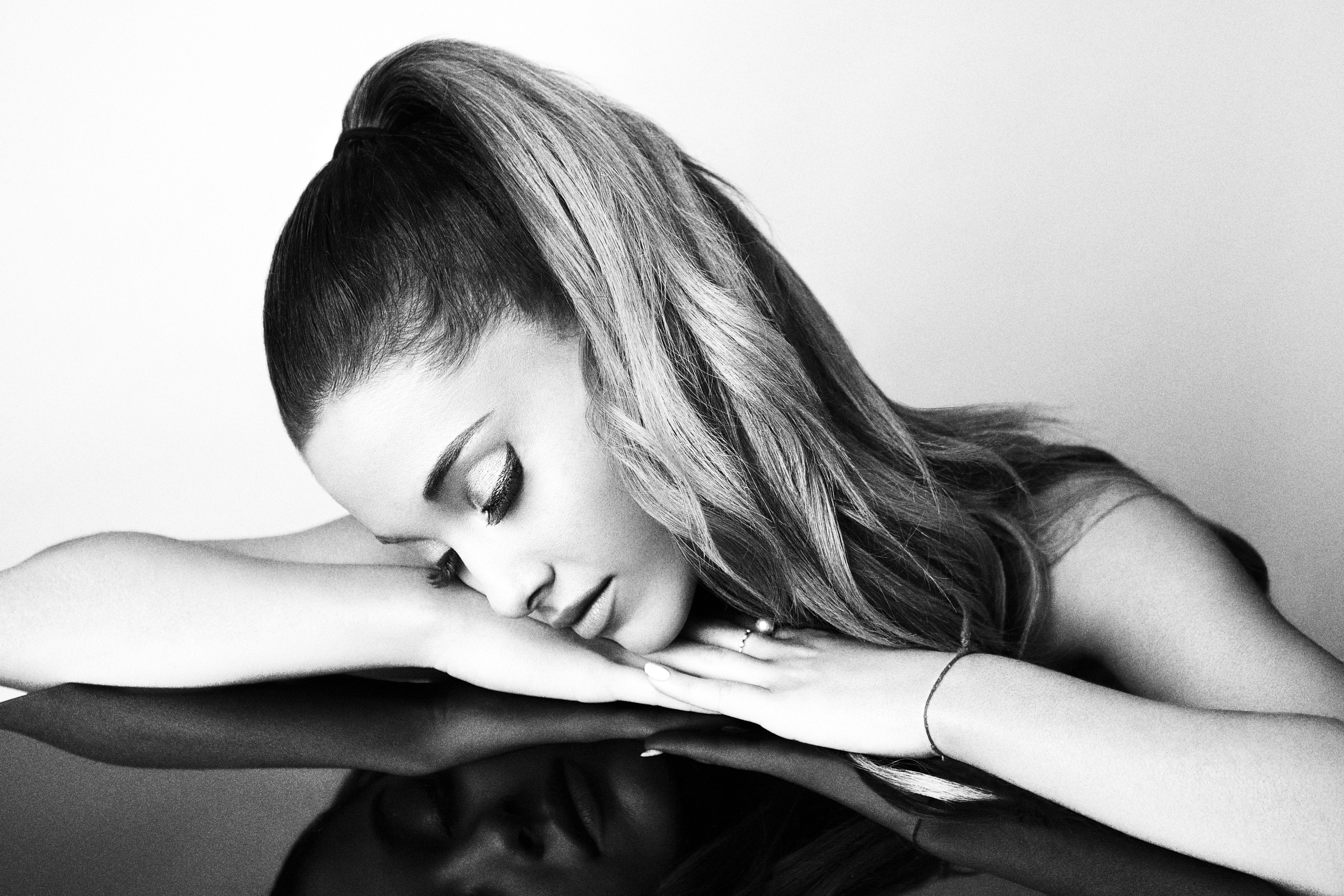 Ariana Grande - ngoi sao phan khang truoc toi ac khung bo hinh anh