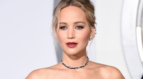 May bay rieng cua kieu nu ‘Hunger Games’ phai ha canh khan cap hinh anh