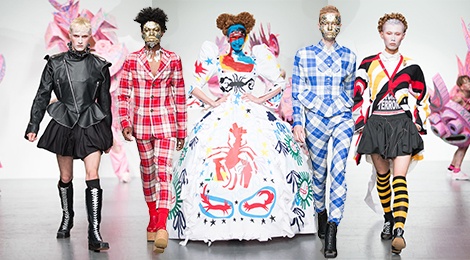 Bat ngo voi BST mau nam mac vay tai Menswear Fashion Week 2018 hinh anh