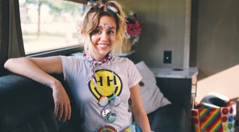 Miley Cyrus ket hop cung Converse ra mat dong giay sac so mau sac hinh anh