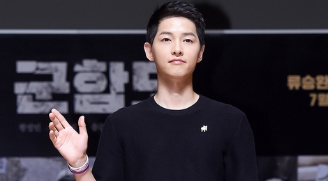 Song Joong Ki dien trai giua hai dan anh o hop bao phim hinh anh