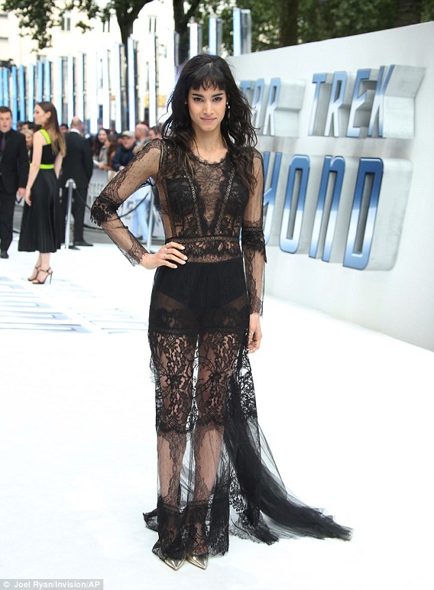 Nhung bo vay noi bat cua ‘cong chua xac uop’ Sofia Boutella anh 9