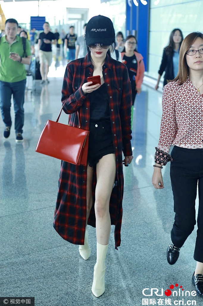 Duong Mich lo dang gay go o su kien anh 4