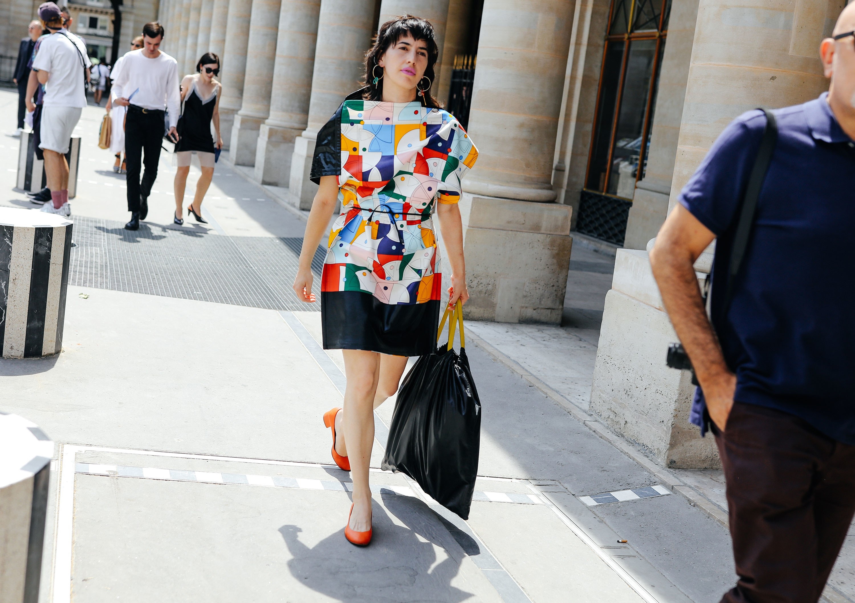 Xu huong so mi hoa tiet len ngoi tai Tuan le thoi trang xuan he 2018,  Fashionista,  Street style anh 5