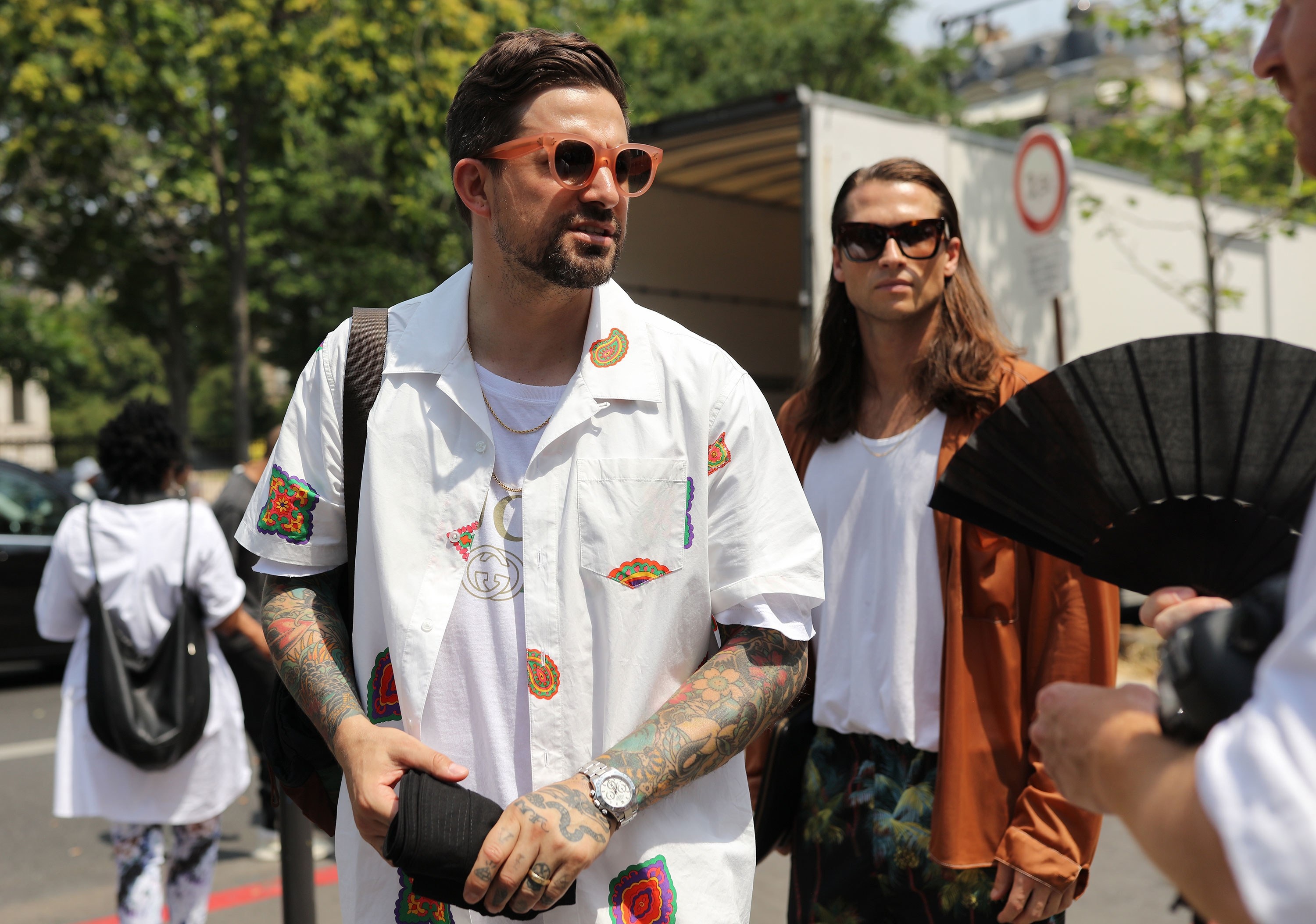 Xu huong so mi hoa tiet len ngoi tai Tuan le thoi trang xuan he 2018,  Fashionista,  Street style anh 8