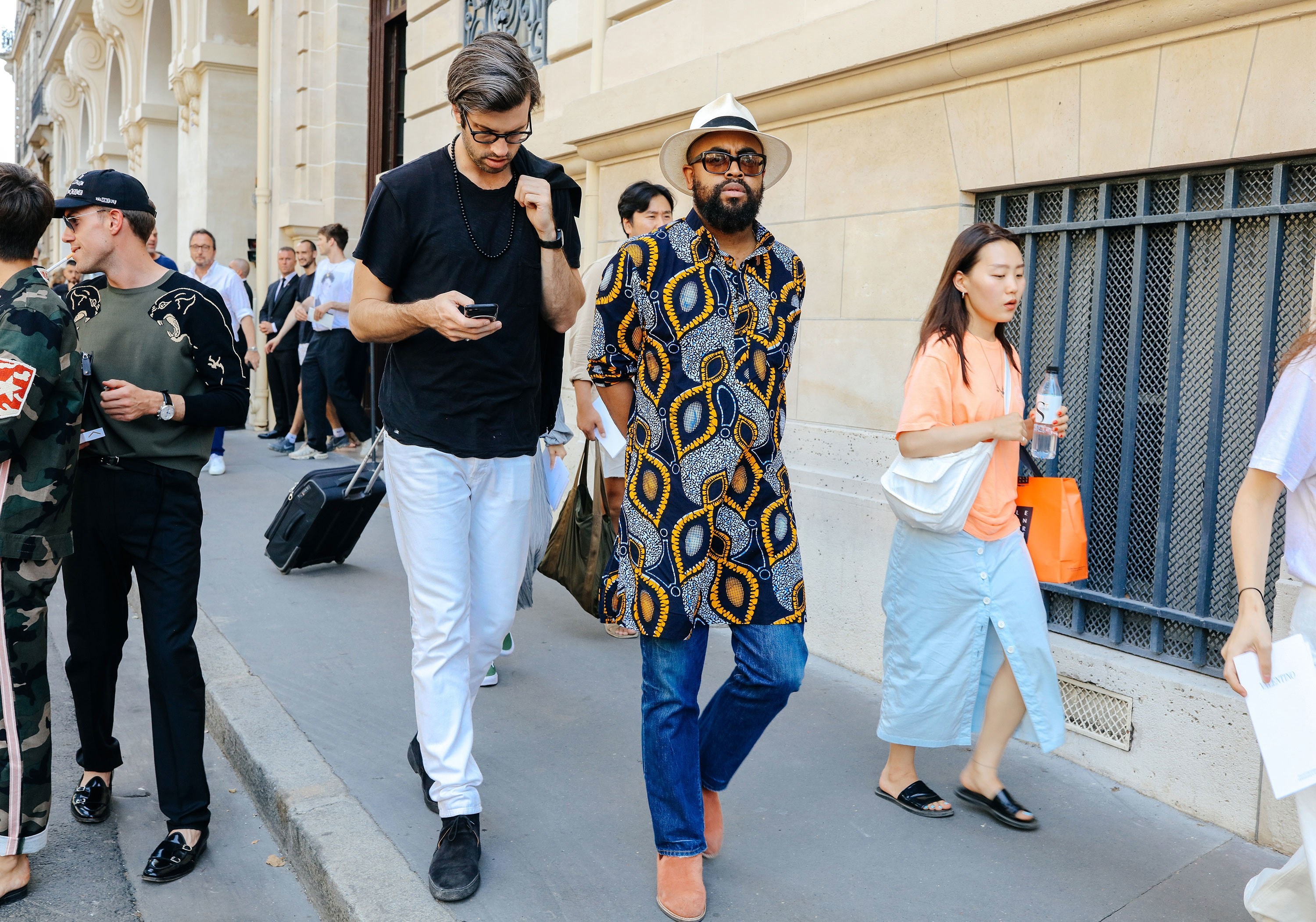 Xu huong so mi hoa tiet len ngoi tai Tuan le thoi trang xuan he 2018,  Fashionista,  Street style anh 10