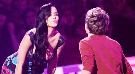 Thanh vien One Direction phu nhan deo bam Katy Perry hinh anh