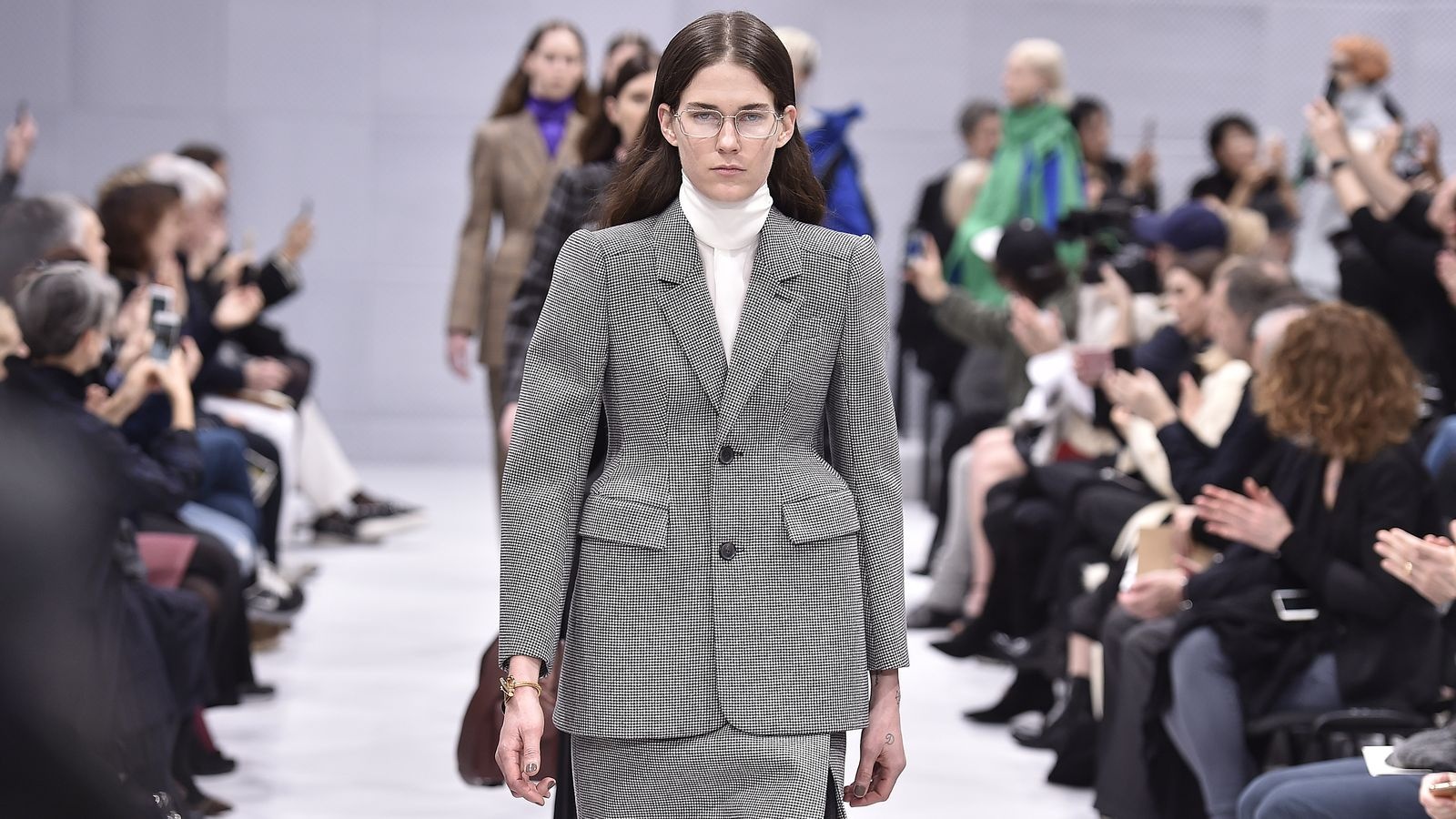 Haute Couture co dang mat vi the trong nganh thoi trang anh 4