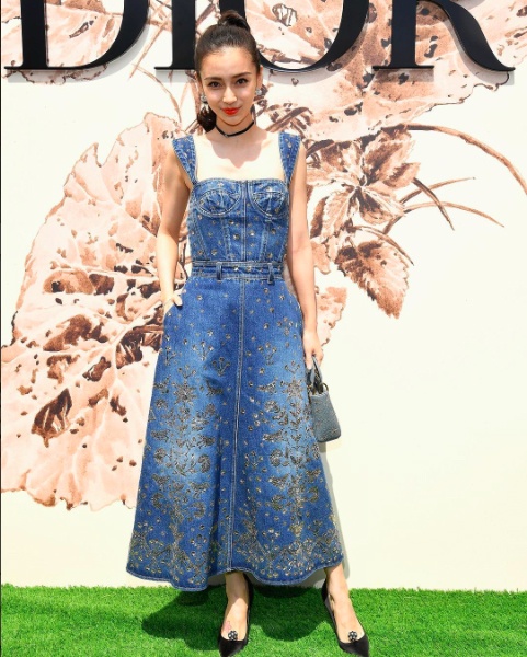 Celine Dior dien sac vang noi bat den du show Dior Couture anh 2