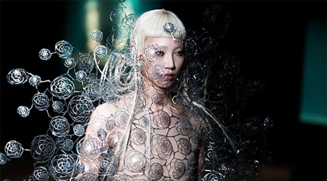 Iris Van Herpen Couture 2017: Khi thoi trang song hanh cung nghe thuat hinh anh