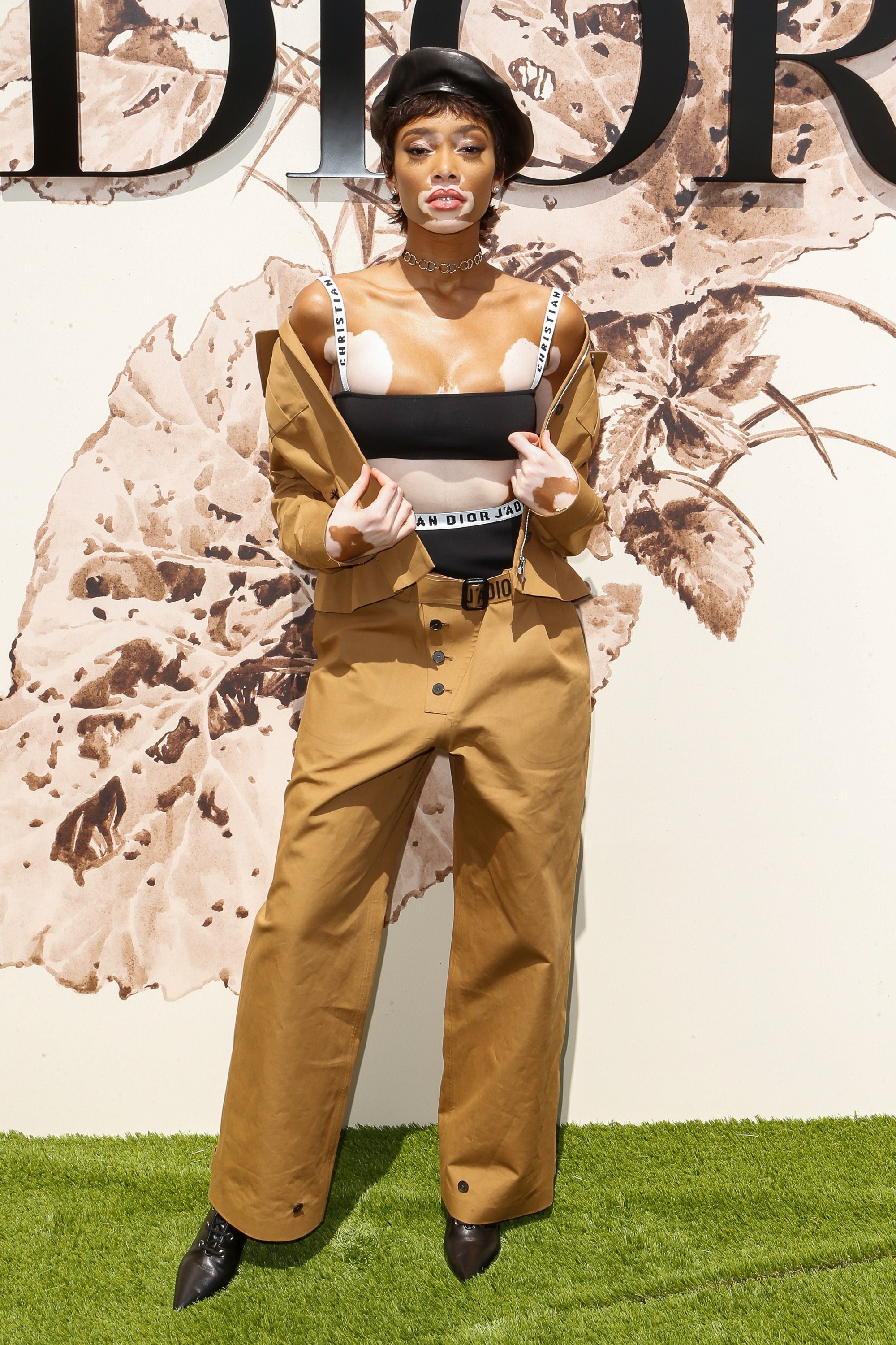 Celine Dior dien sac vang noi bat den du show Dior Couture anh 8