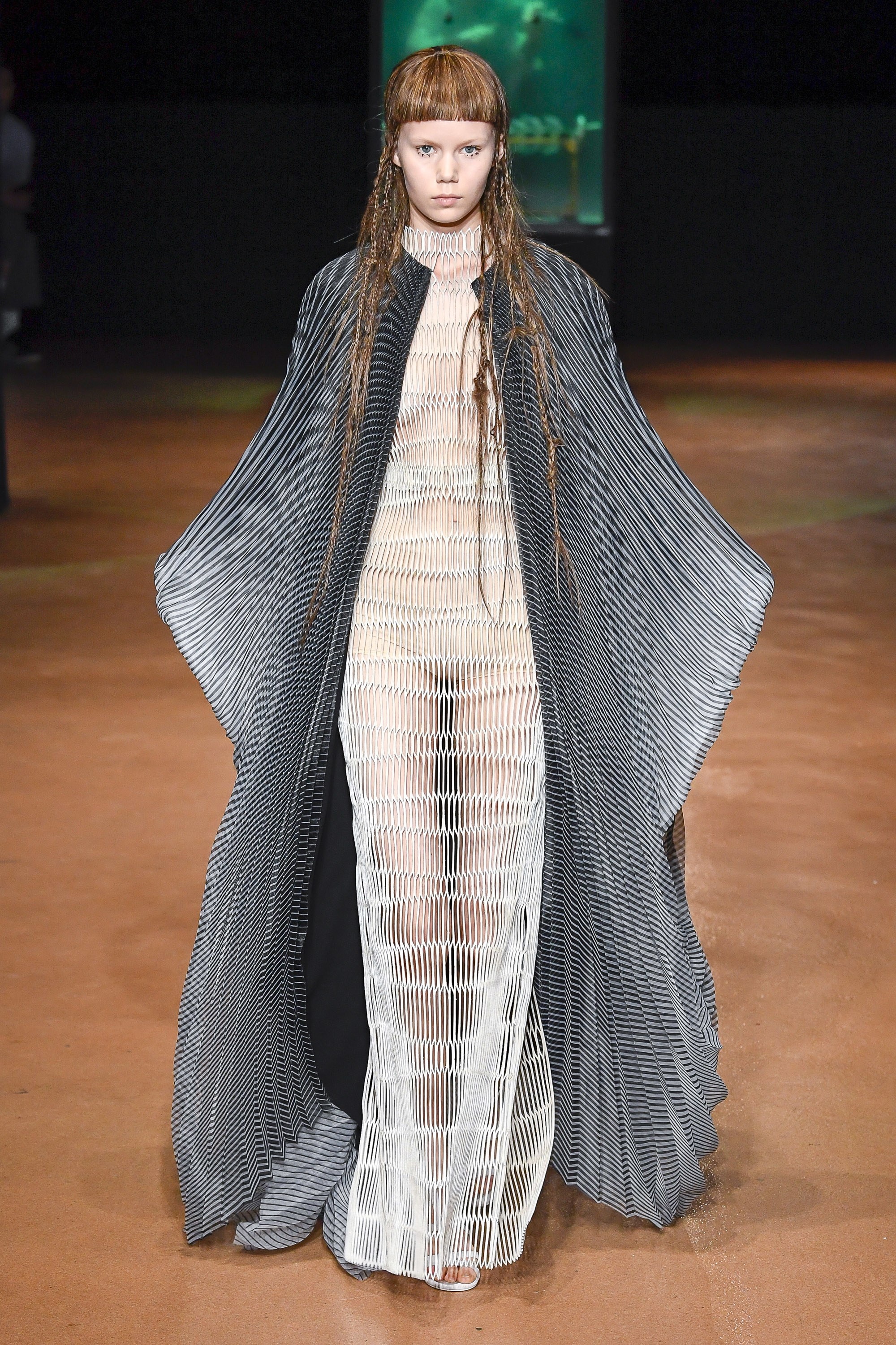 Show diễn của nhà thiết kế Iris Van Herpen ảnh 3 Show dien cua nha thiet ke Iris Van Herpen anh 3