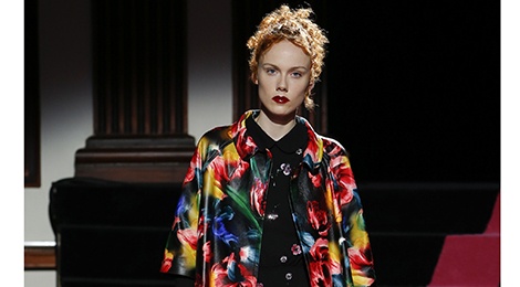 Nhung co gai dam me toc do trong bo suu tap cua Miu Miu hinh anh