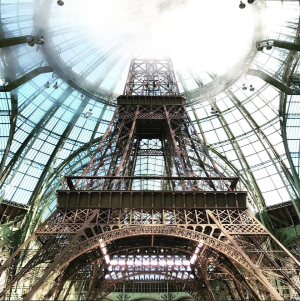 Chanel mang tháp eiffel đến show diễn couture 2017 ảnh 1 Chanel mang thap eiffel den show dien couture 2017 anh 1