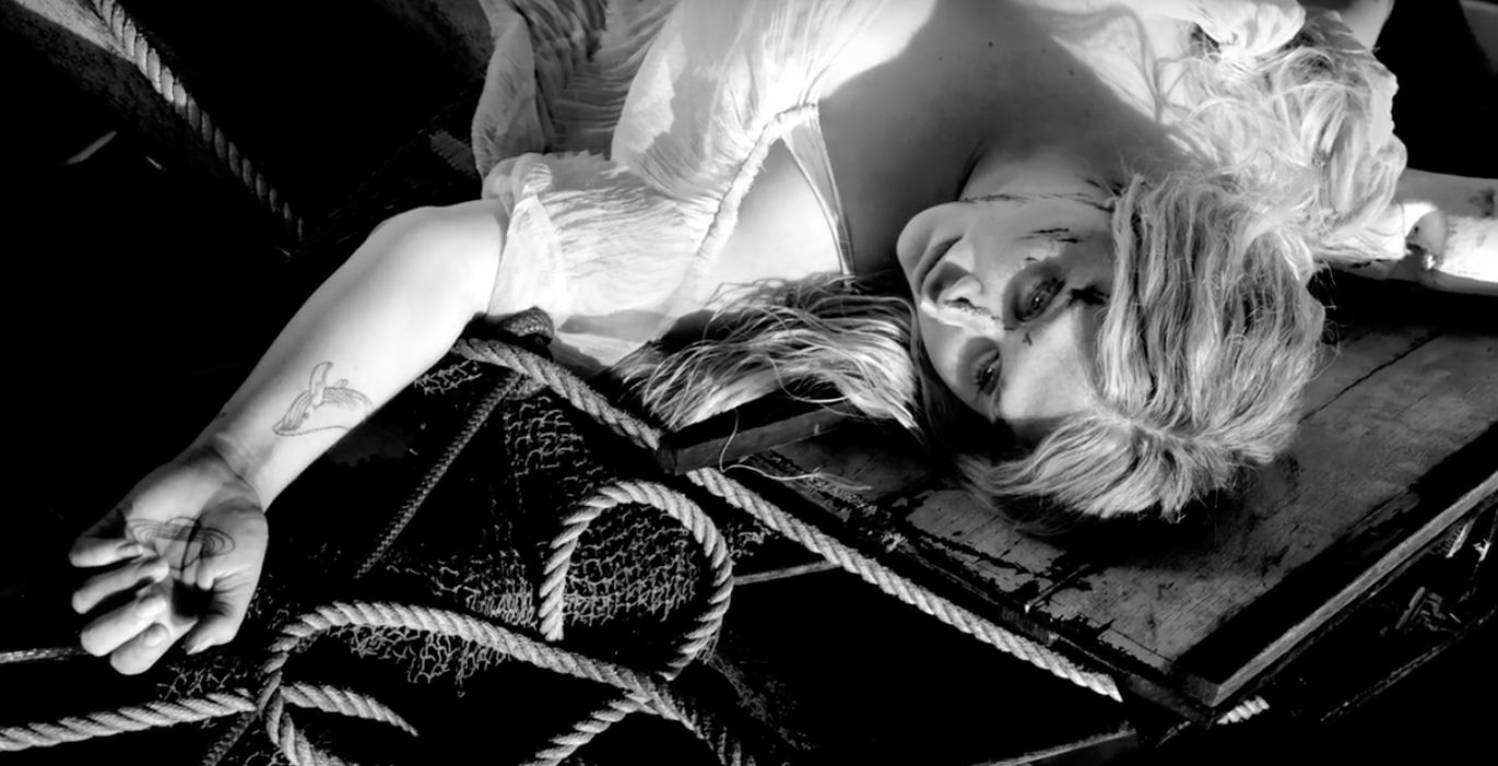 Pray - Kesha tro lai sau vu kien tinh duc hinh anh