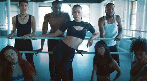 Nike ket hop cung dan mau chuyen gioi trong chien dich Be True hinh anh