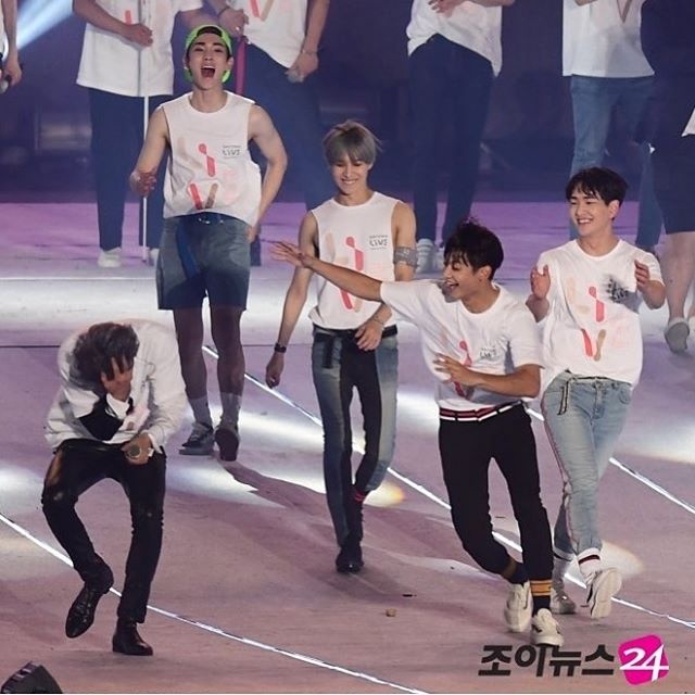 Dàn sao SM hội tụ tại buổi biểu diễn 'gia đình' ảnh 4 Dan sao SM hoi tu tai buoi bieu dien 'gia dinh' anh 4