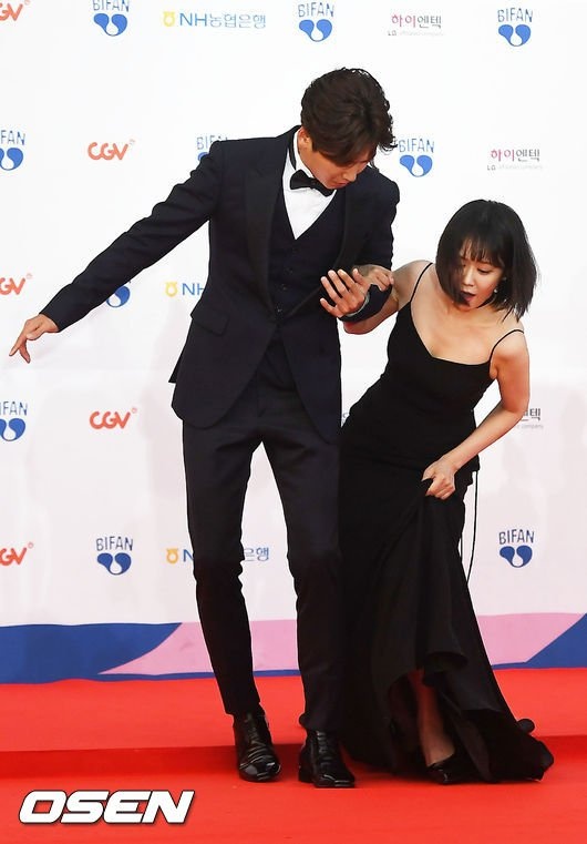 Jang Nara gap su co vay ao anh 3