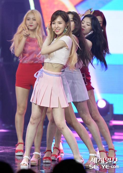 Ca si than tuong giam can qua da,  lo xuong uc tren san khau anh 3