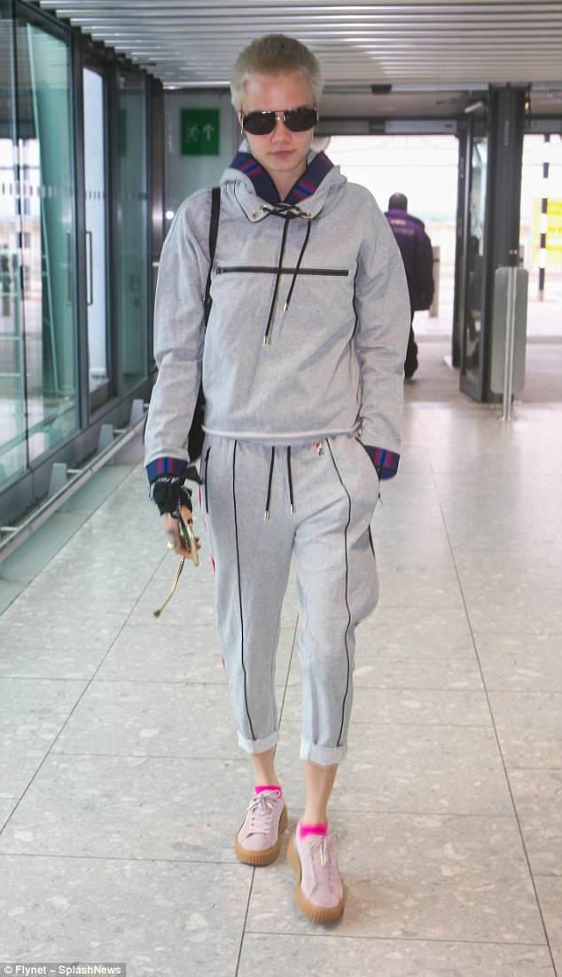 Cara Delevingne cat toc,  thien than Victoria's Secret,  xuong sac anh 1