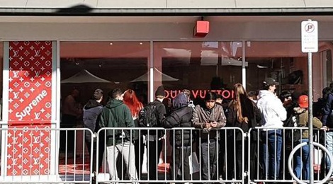 Cua hang cua Louis Vuitton x Supreme dong loat dong cua vi chay hang hinh anh