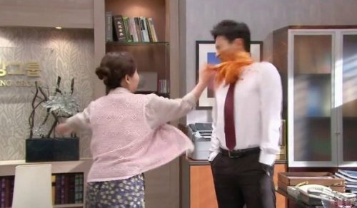 Phim của Kim Hee Sun gây sốc với cảnh phụ nữ đánh nhau bằng mỳ Ý ảnh 2 Phim cua Kim Hee Sun gay soc voi canh phu nu danh nhau bang my Y anh 2