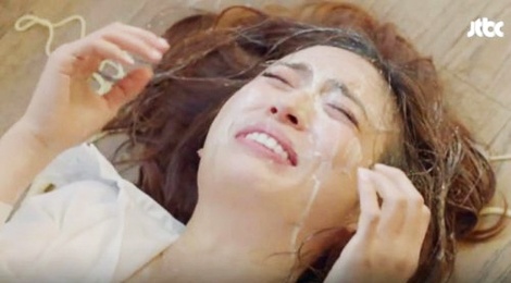 Phim cua Kim Hee Sun gay soc voi canh phu nu danh nhau bang my Y hinh anh