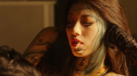 Ngoc nu Kpop Suzy gay xon xao voi vai dien xam tro day minh hinh anh