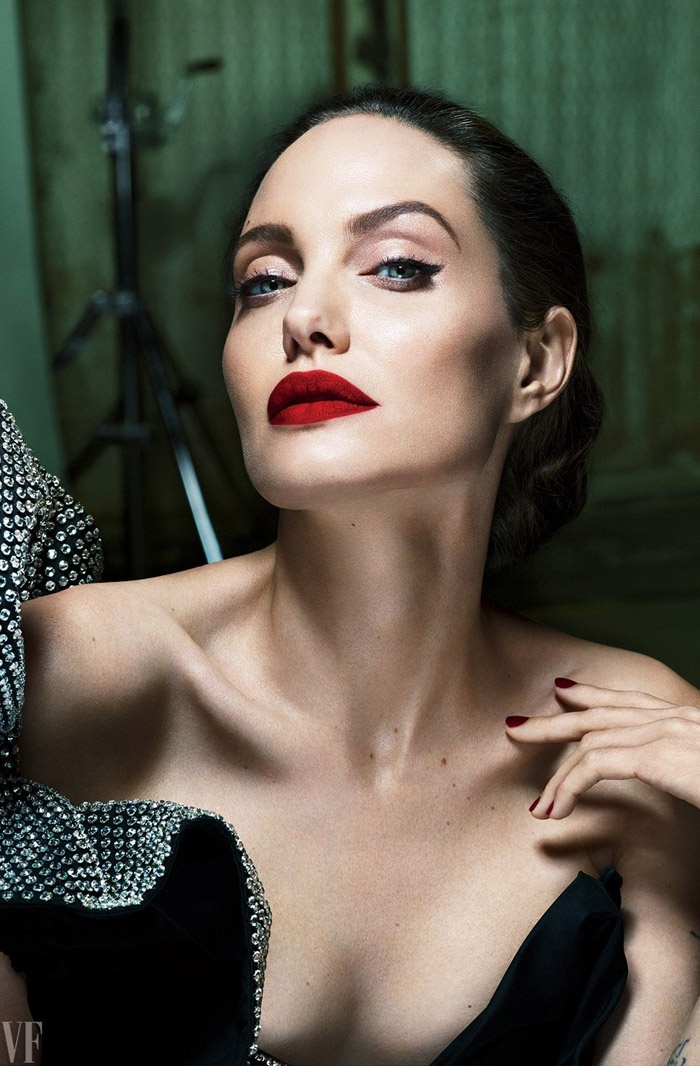 Angelina Jolie đẹp lộng lẫy trong bộ ảnh mới  ảnh 3 Angelina Jolie dep long lay trong bo anh moi anh 3