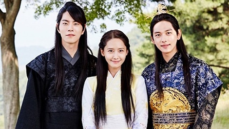 Im Si Wan va Yoona than thiet trong hau truong 'The King Loves' hinh anh