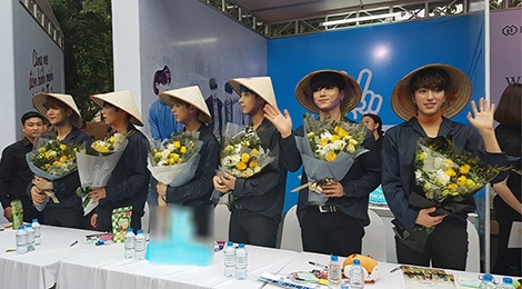 Nhom nhac Han Quoc bi tan cong khi dang bieu dien hinh anh