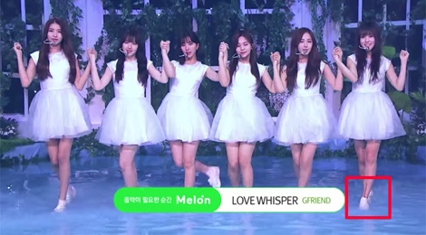 Ca si Han bieu dien khi chan dang chay mau hinh anh