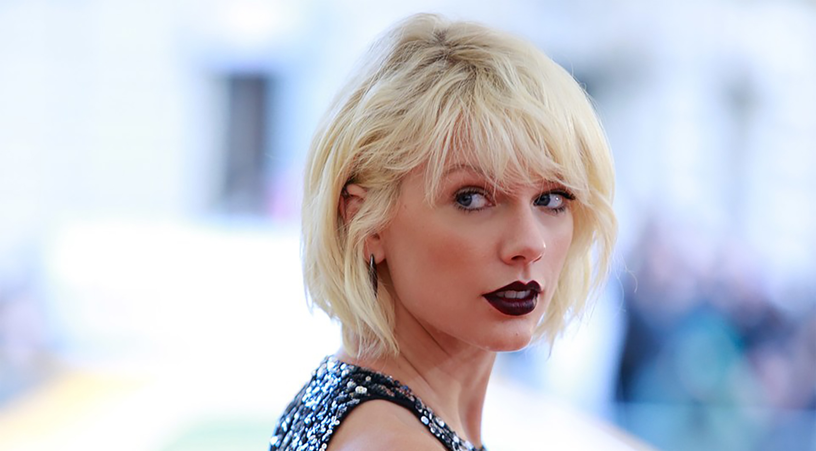 Taylor Swift chi doi boi thuong 1 USD cho vu kien hanh vi sam so hinh anh