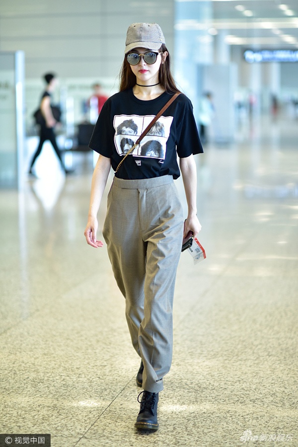 Thoi trang ‘ngau’ ca tinh cua Duong Yen o san bay anh 2