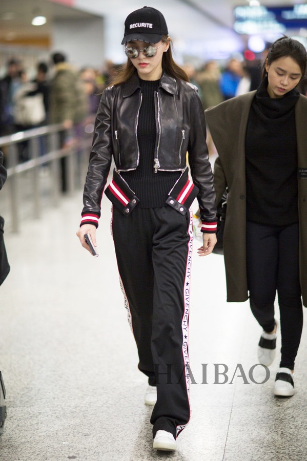 Thoi trang ‘ngau’ ca tinh cua Duong Yen o san bay anh 4