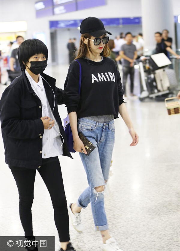 Thoi trang ‘ngau’ ca tinh cua Duong Yen o san bay anh 7