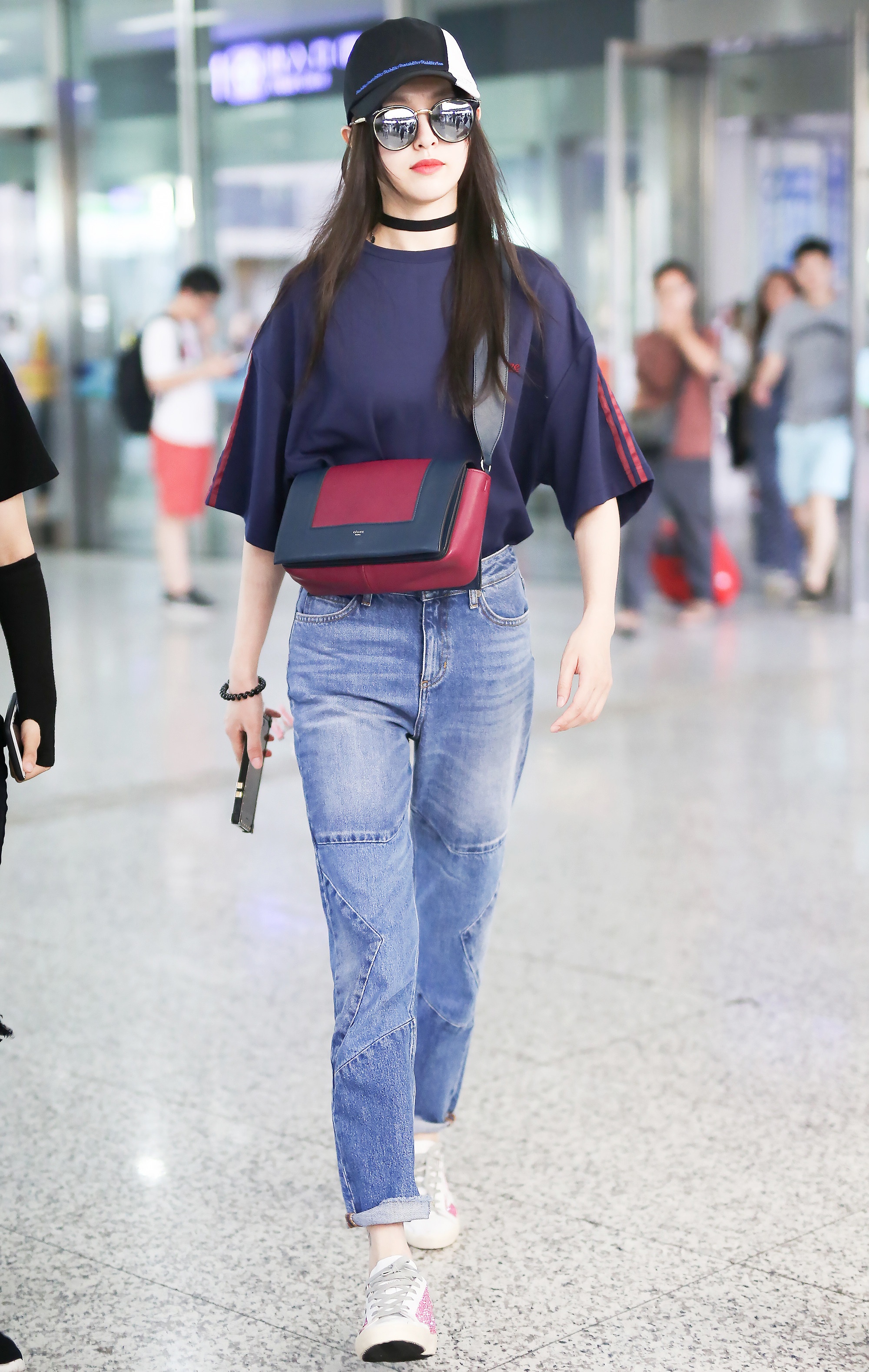 Thoi trang ‘ngau’ ca tinh cua Duong Yen o san bay anh 6