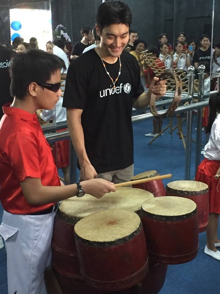 Si Won (Super Junior) giản dị khi làm tình nguyện tại Đà Nẵng ảnh 4 Si Won (Super Junior) gian di khi lam tinh nguyen tai Da Nang anh 4