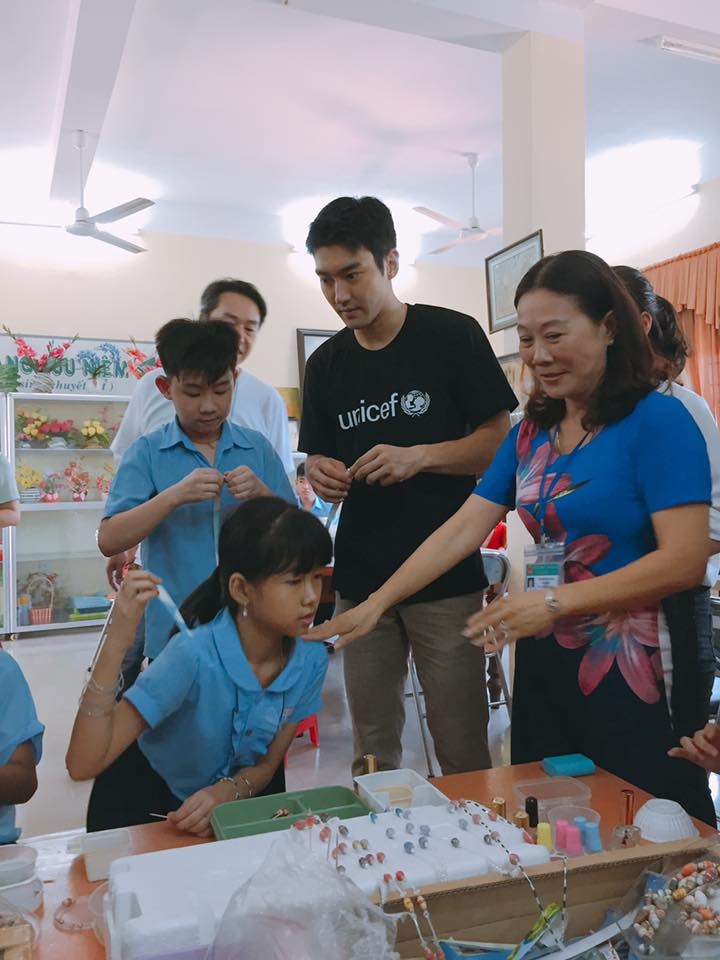 Si Won (Super Junior) giản dị khi làm tình nguyện tại Đà Nẵng ảnh 3 Si Won (Super Junior) gian di khi lam tinh nguyen tai Da Nang anh 3