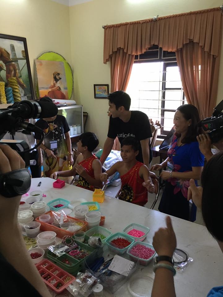 Si Won (Super Junior) giản dị khi làm tình nguyện tại Đà Nẵng ảnh 2 Si Won (Super Junior) gian di khi lam tinh nguyen tai Da Nang anh 2