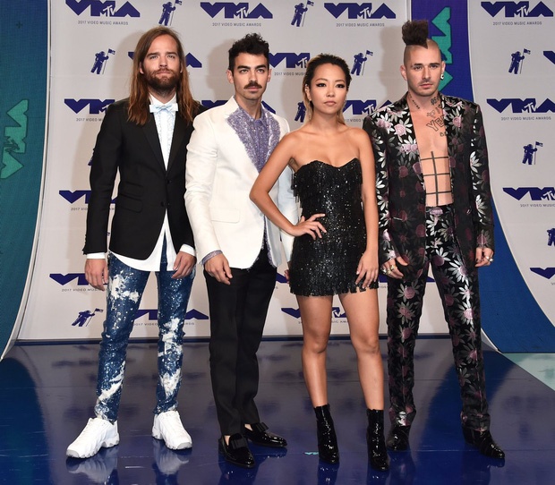 Thảm đỏ MTV VMAs 2017: Các ngôi sao tranh nhau khoe sắc ảnh 8 Tham do MTV VMAs 2017: Cac ngoi sao tranh nhau khoe sac anh 8