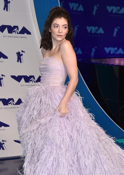 Thảm đỏ MTV VMAs 2017: Các ngôi sao tranh nhau khoe sắc ảnh 11 Tham do MTV VMAs 2017: Cac ngoi sao tranh nhau khoe sac anh 11