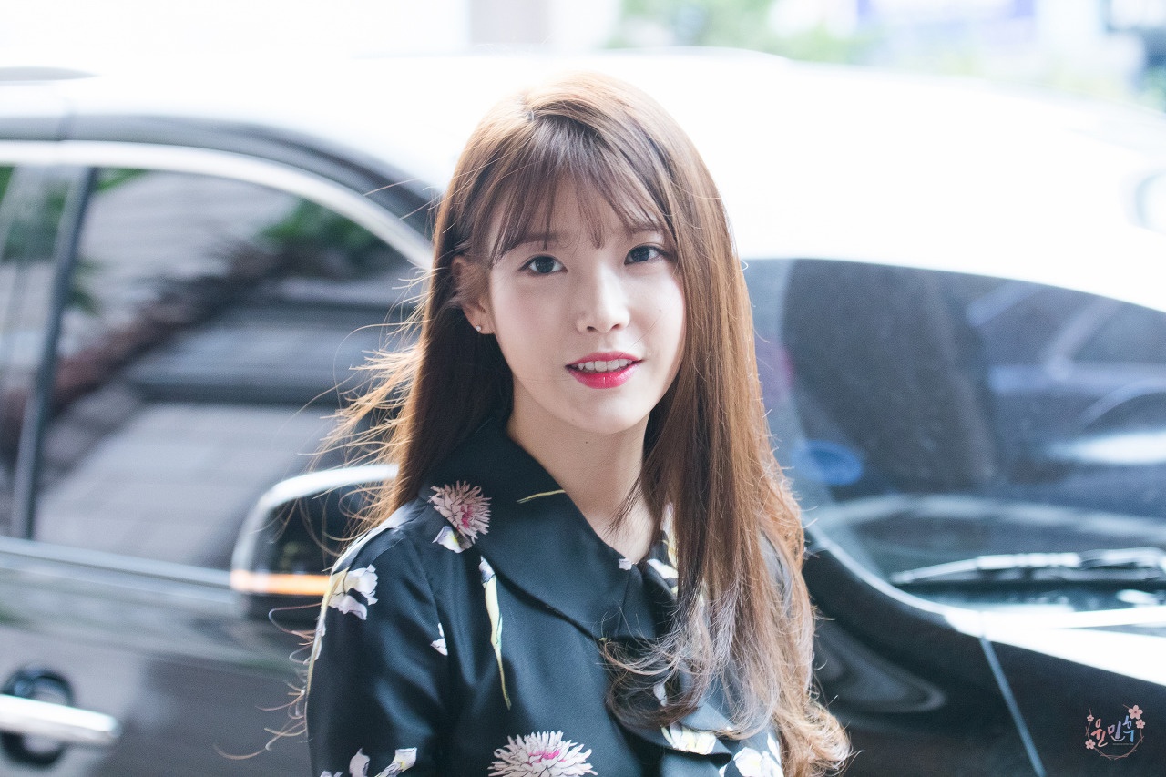 'Người tình ánh trăng' IU gia nhập trận chiến tháng 9 của Kpop ảnh 1 'Nguoi tinh anh trang' IU gia nhap tran chien thang 9 cua Kpop anh 1