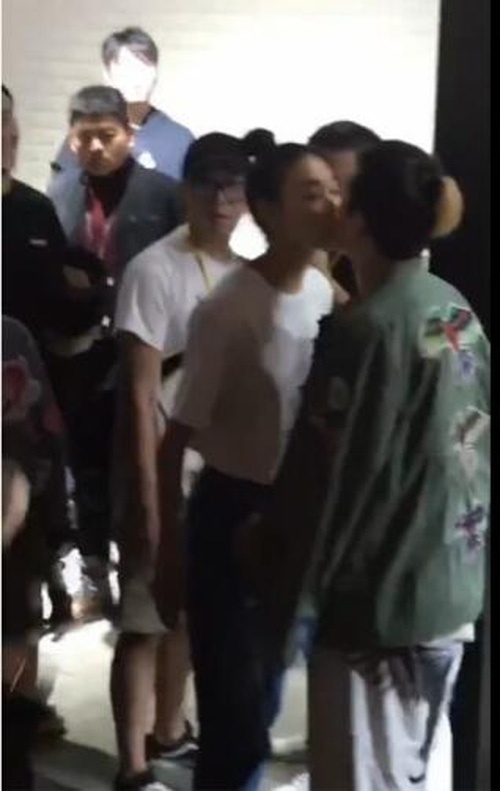 Trần Quán Hy hôn bạn gái người mẫu Victoria's Secret nơi công cộng ảnh 1 Tran Quan Hy hon ban gai nguoi mau Victoria's Secret noi cong cong anh 1