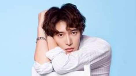 Nhac si Chau Dang Khoa ky hop dong voi cong ty quan ly Han Quoc hinh anh