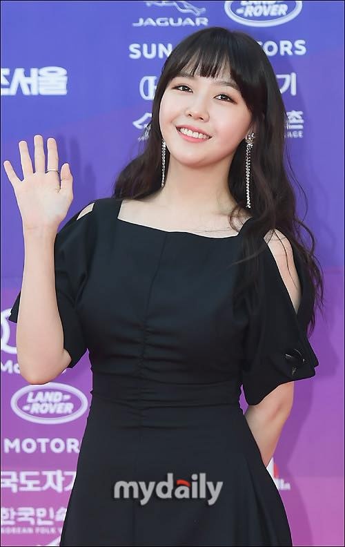Dàn mỹ nhân điện ảnh Hàn khoe sắc tại thảm đỏ The Seoul Awards ảnh 8 Dan my nhan dien anh Han khoe sac tai tham do The Seoul Awards anh 8
