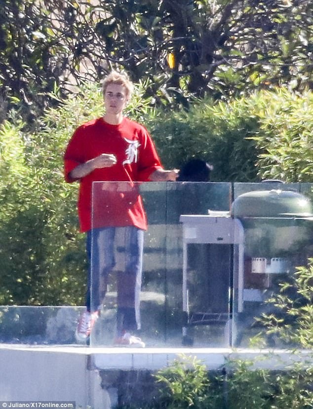 Selena Gomez bị bắt gặp ở nhà riêng của Justin Bieber ảnh 2 Selena Gomez bi bat gap o nha rieng cua Justin Bieber anh 2