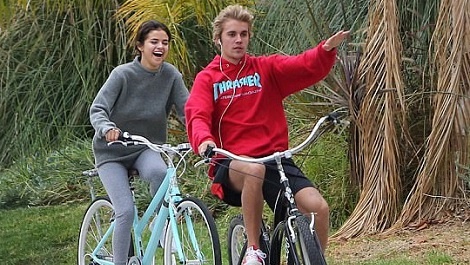 Justin Bieber va Selena Gomez dap xe dao pho giua tin tai hop hinh anh