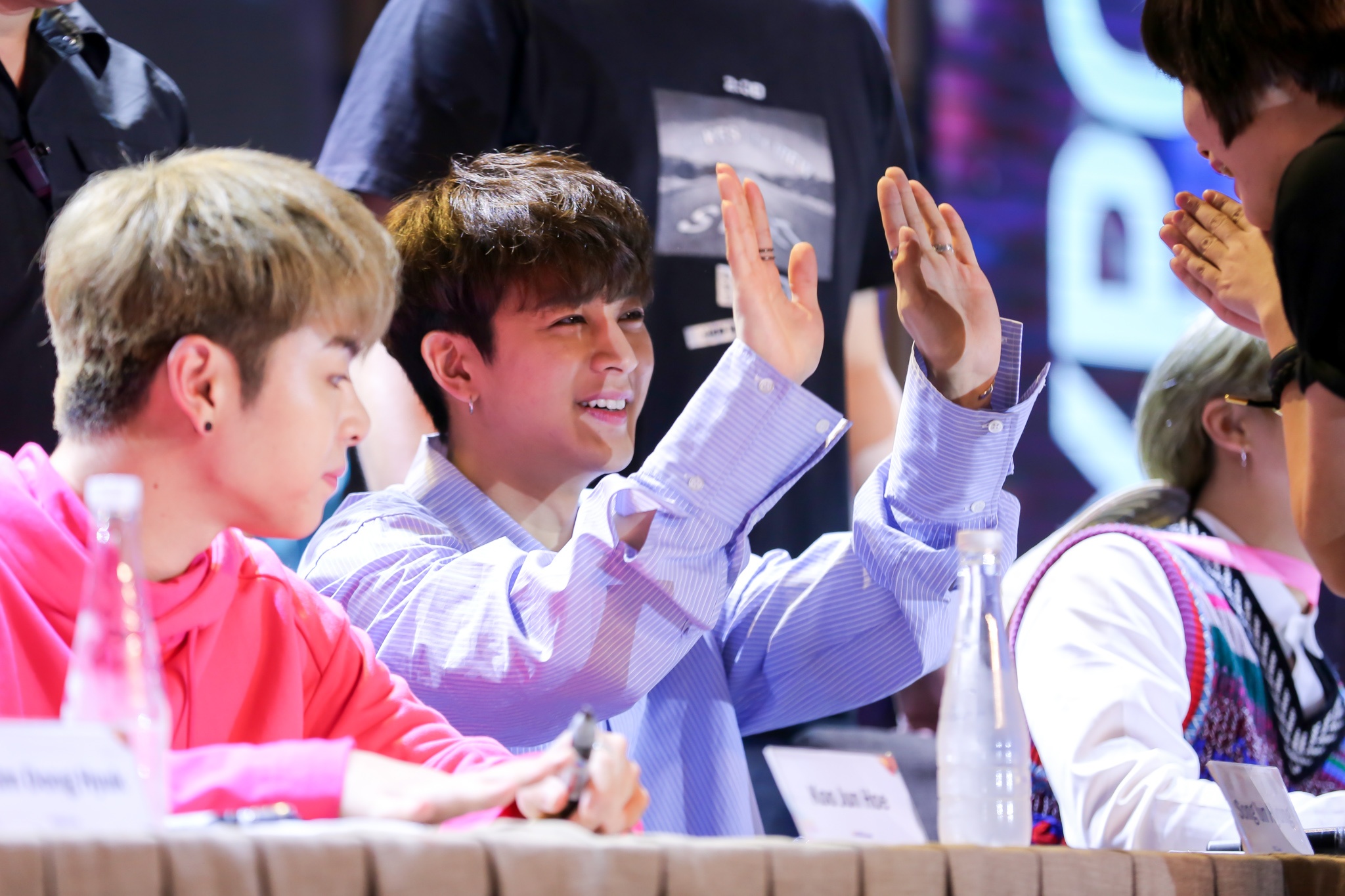 iKon doi non la va om fan Viet trong buoi ky tang hinh anh