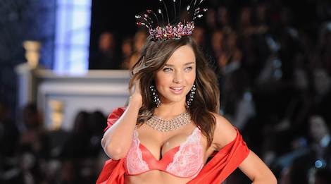 Nhung cau chuyen thu vi xay ra tren san dien Victoria's Secret hinh anh